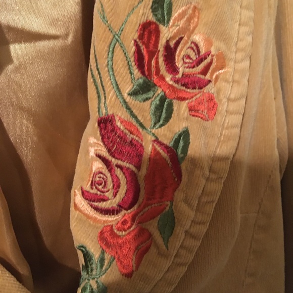 Camel-coloured blazer with rose details - Picture 5 of 7